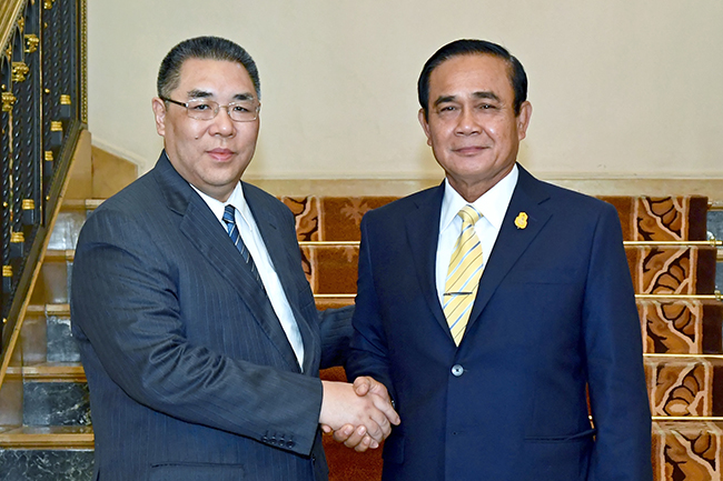 Chefe do Executivo, Chui Sai On, cumprimenta o primeiro-ministro da Tailândia, Prayuth Chan-ocha