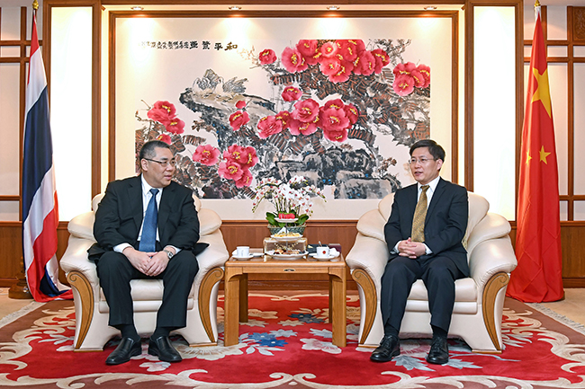 Chefe do Executivo, Chui Sai On, e o Embaixador Extraordinário e Plenipotenciário da República Popular da China na Tailândia, Lyu Jian