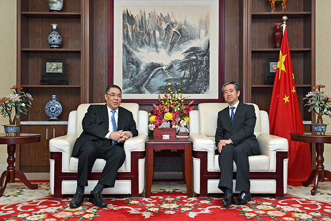 Encontro entre o Chefe do Executivo, Chui Sai On, e o embaixador Extraordinário e Plenipotenciário da República Popular da China no Reino do Camboja, Xiong Bo