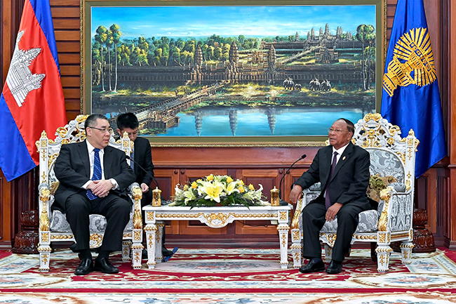 Encontro entre o Chefe do Executivo, Chui Sai On, e o presidente da Assembleia Nacional do Reino do Camboja, Heng Samrin