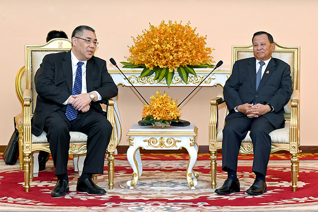 Encontro entre o Chefe do Executivo, Chui Sai On, e o presidente do Senado do Reino do Camboja, Say Chhum