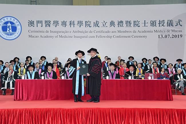 Chefe do Executivo, Chui Sai On, na Cerimónia de Inauguração e Atribuição de Certificado aos Membros da Academia Médica de Macau (1)