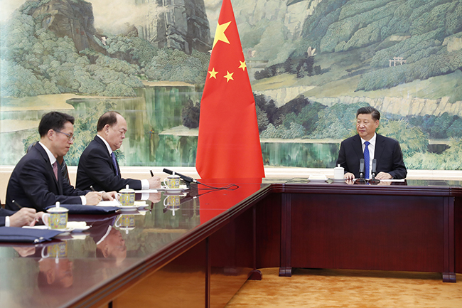 Presidente Xi Jinping recebe o Chefe do Executivo do V Governo da Região Administrativa Especial de Macau, Ho Iat Seng.