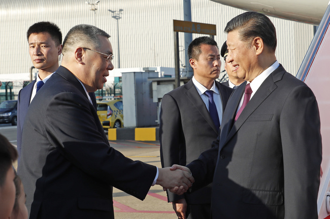 1_Presidente Xi Jinping cumprimenta o Chefe do Executivo, Chui Sai On, que se encontrava no local para o receber.