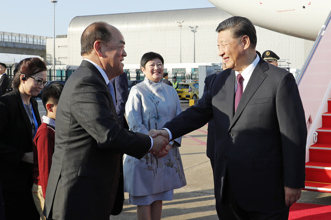 1_Presidente Xi Jinping cumprimenta o Chefe do Executivo do V Governo da RAEM, Ho Iat Seng, que se encontrava no local para o receber.
