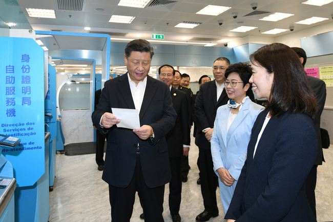 3_Presidente Xi Jinping no Centro de Serviços da Região Administrativa Especial de Macau para se inteirar dos serviços prestados pelo governo à população. (1)