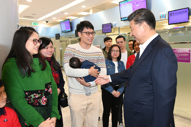 4_Presidente Xi Jinping numa conversa cordial com residentes que se encontram no Centro de Serviços da RAEM a tratar de formalidades.