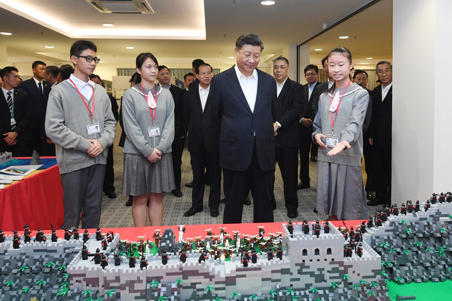 4_Presidente Xi Jinping observa trabalhos desenvolvidos pelos alunos da Escola de Talentos anexa à Escola Hou Kong no âmbito das disciplinas de ciência e tecnologia .