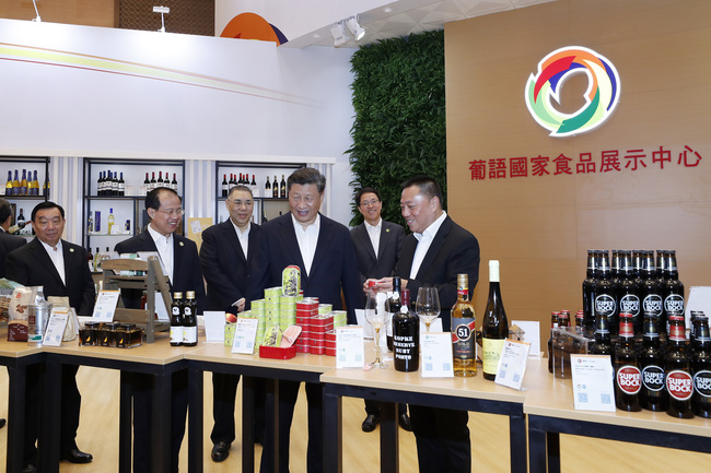 5_Presidente Xi Jinping visita o Centro de Exposição dos Produtos Alimentares dos Países de Língua Portuguesa. (1)