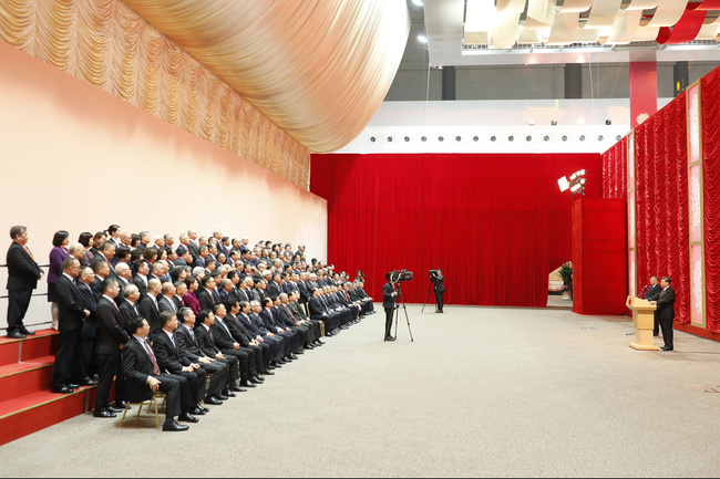 7_Presidente Xi Jinping conversa com os representantes de diversos sectores da sociedade na Nave Desportiva dos Jogos da Ásia Oriental de Macau.