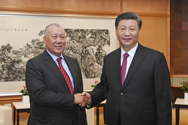 9_Presidente Xi Jinping cumprimenta o vice-presidente da Conferência Consultiva Política do Povo Chinês, Edmund Ho.
